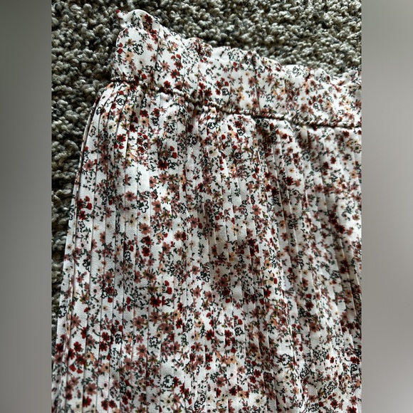 LOFT Floral High Waist Pleated Lined Shorts - Picture 6 of 14